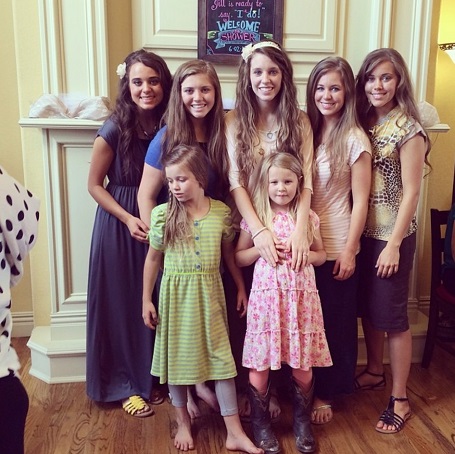 Jana Duggar standing in the middle alongside all her six younger sisters.
