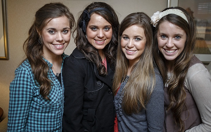 Fans Lash Out at the Duggar Women for Not Wearing Masks in Public