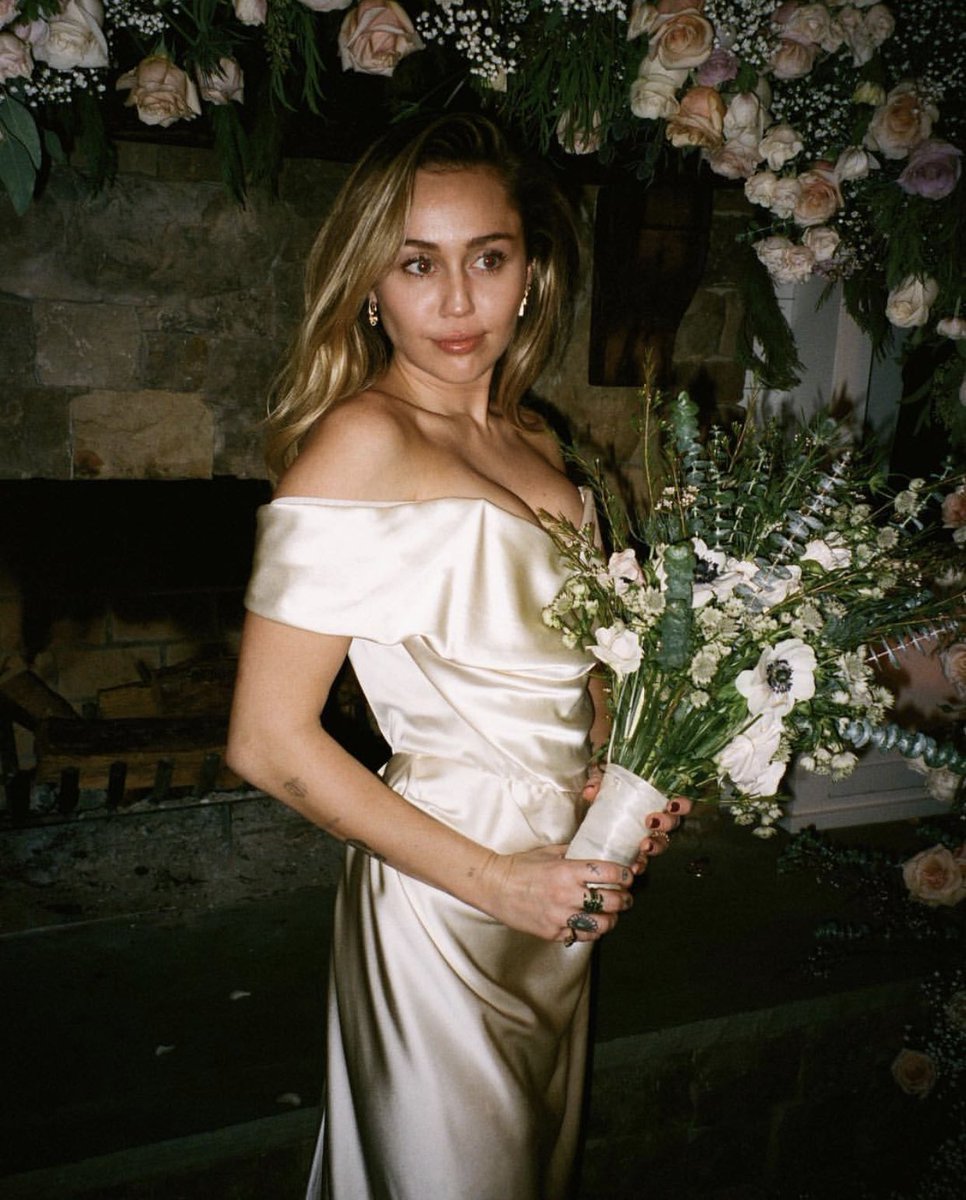 miley-cyrus-shares-more-inside-photos-from-her-low-key-wedding-unseen-photos-from-wedding