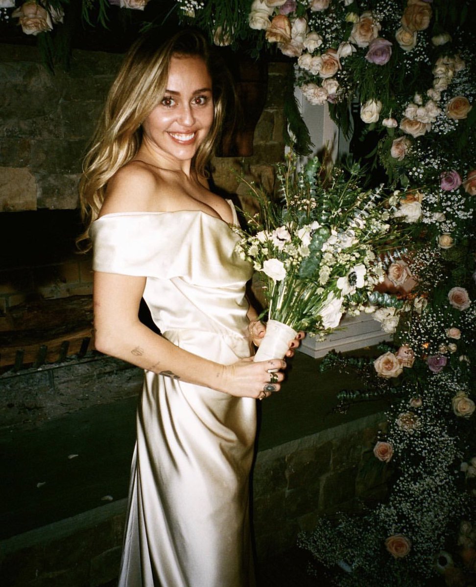 miley-cyrus-shares-more-inside-photos-from-her-low-key-wedding-unseen-photos-from-wedding