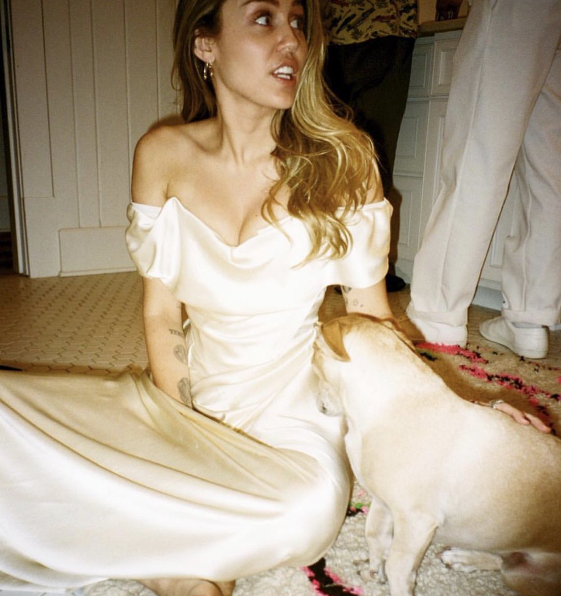 miley-cyrus-shares-more-inside-photos-from-her-low-key-wedding-unseen-photos-from-wedding