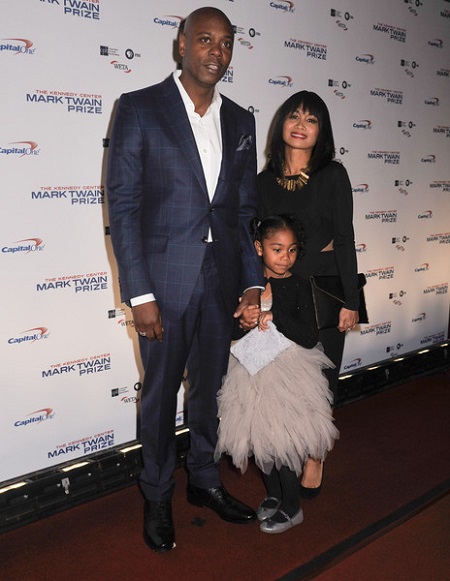  Actress and comedian Dave Chappelle with wife Elaine Chappelle and daughter Sonal Chappelle pose on the red carpet during the 18th Annual Mark Twain Prize For Humor honoring Eddie Murphy at The John F. Kennedy Center for Performing Arts on October 18, 2015 in Washington, DC.