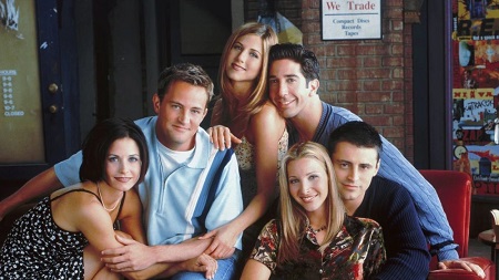 'Friends' co-stars posing for a wallpaper photo before the show ended.