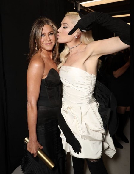 Aniston got a kiss from Gwen.