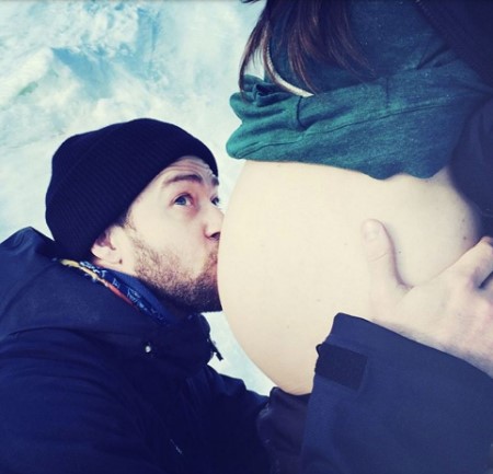 Timberlake kissing Biel's baby-belly.