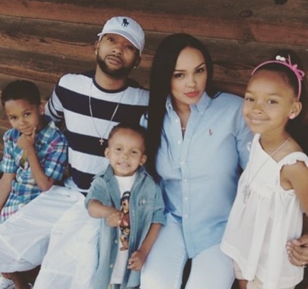 Jondelle with her ex-boyfriend and children.