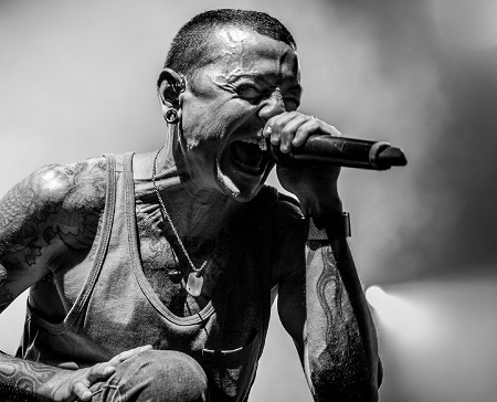 Chester Bennington singing his heart out. B/W photo.