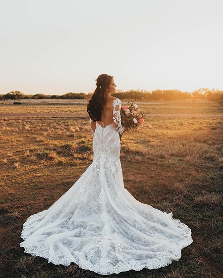 Kinsel facing the back holding the bouquet. Full Picture