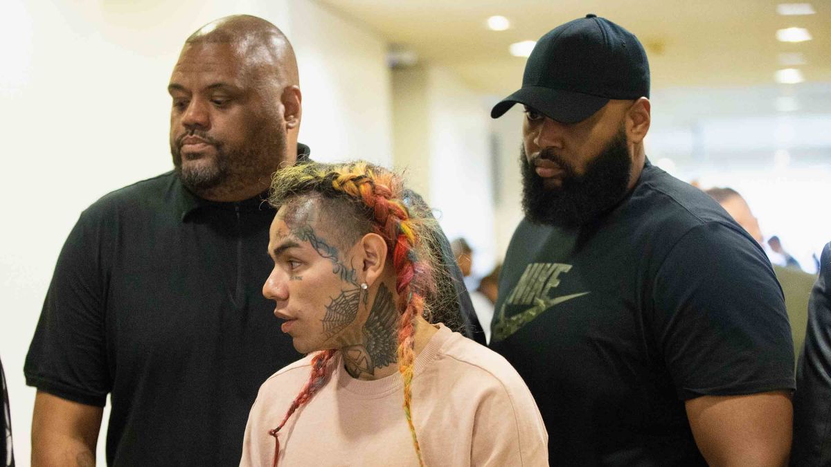 tekashi being escorted by guards 
