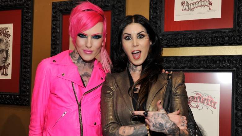 jeffree wearing everything pink posing with kat von d 