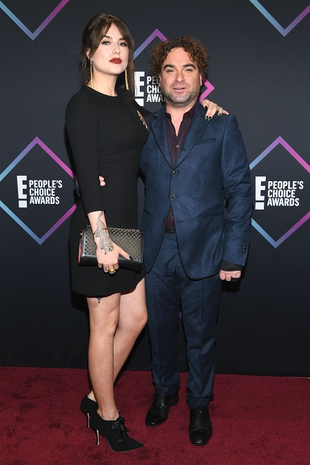 Johnny Galecki and Girlfriend Make Red Carpet Debut as a Couple at People's Choice Awards