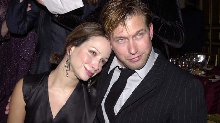 Stephen Baldwin with his wife Kennya Baldwin leaning n his shoulder from the front.