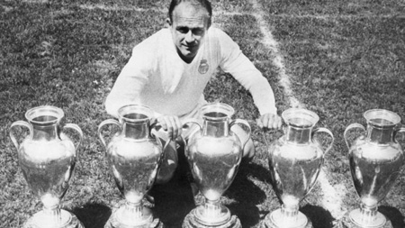 Alfredo Di Stefano with the Champions League title.