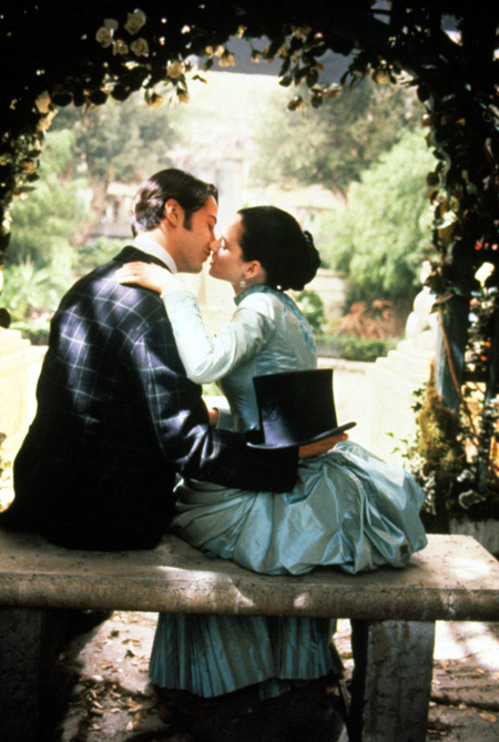 Keanu Reeves and Winona Ryder sitting on a bench in the 1992 movie Dracula.
