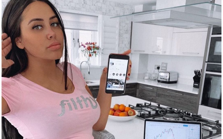 Marnie Simpson Poses Naked To Celebrate Being 27 Weeks Pregnant
