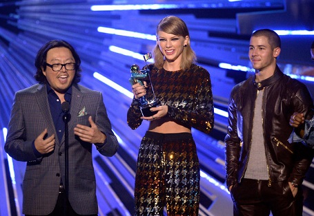 Taylor Swift winning the Video of the year award in MTV VMAs 2015