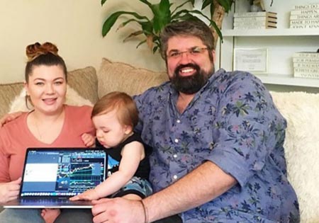 Amber Portwood and Andrew Glennon sitting on a couch.with their son