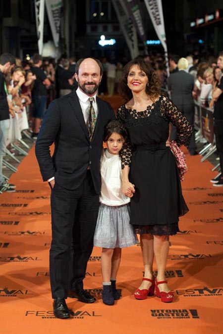 Will Keen with his wife Maria Fernandez Ache and daughter Dafne Keen, during a premiere.