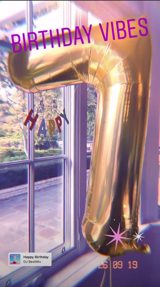 Birthday Vibes: 7 shaped golden balloon