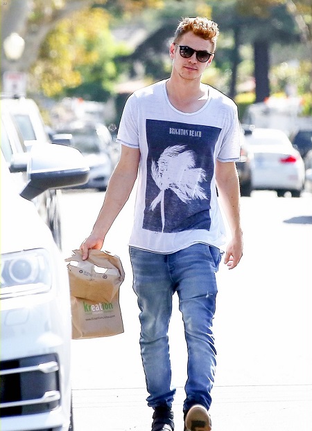 Hayden Christensen steps out solo while picking up food-to-go at Kreation Organic Juicery on Tuesday afternoon (October 10, 2017) in Studio City, Calif.