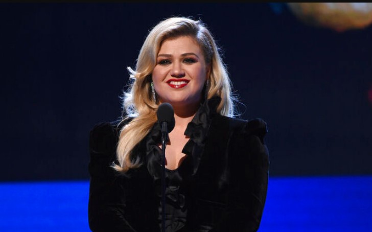 Kelly Clarkson Labels a Past Few Months "Horribly Sad"