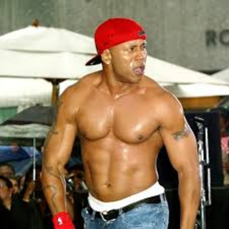 LL Cool J poseert voor een topless foto in de sportschool.