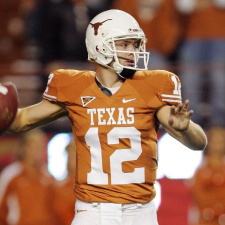 Colt McCoy con la camiseta de Texas.