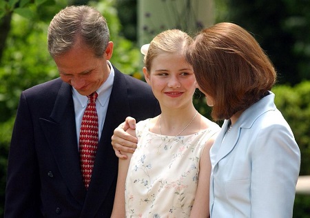 Elizabeth Smart with her parents at the White House in 2003.