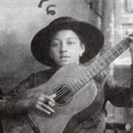 maria with her guitar
