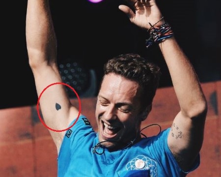 Chris Martin Tattoo: Herzform.