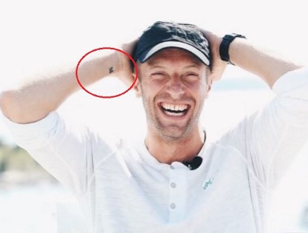  Tatuaje de Chris Martin: M inicial.