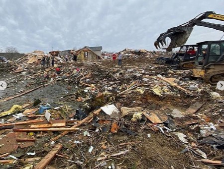 Nashville Tornado: Jason Duggar and James Duggar aiding relief work.