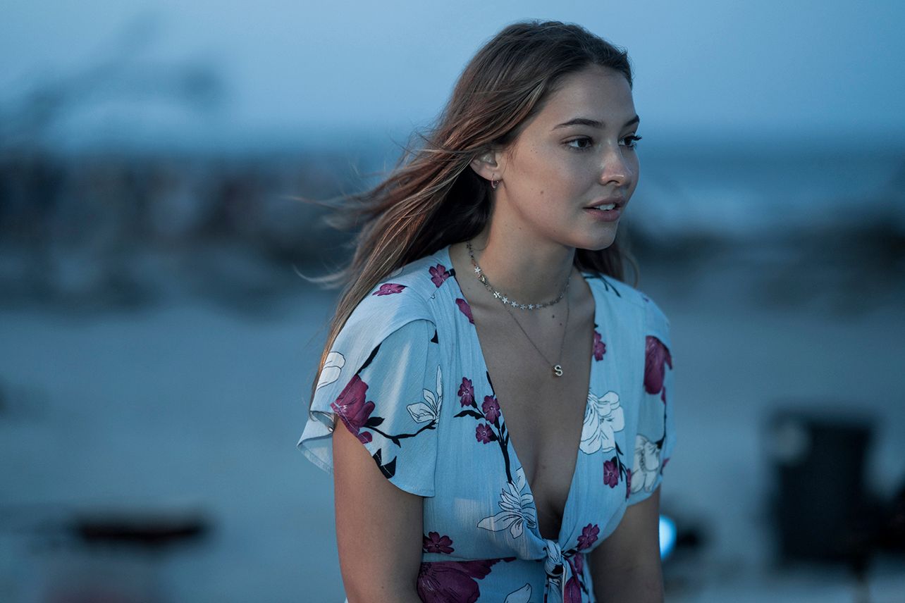 madelyn-cline-outer-banks-stranger-things-the-originals-glamour-fame