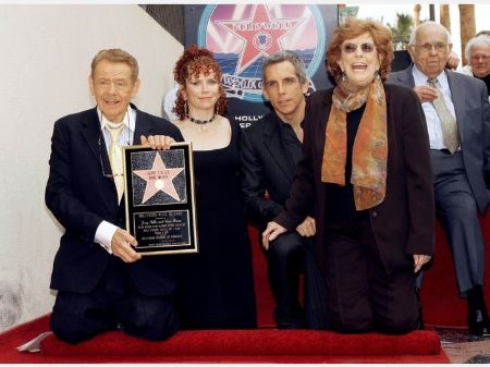 Jerry Stiller and Anne Meara receiving the Hollywood Walk of Fame.