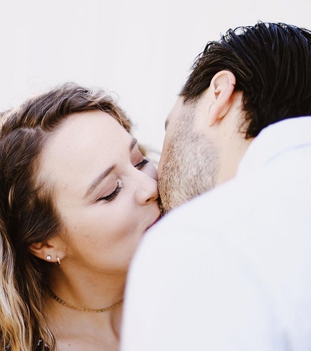 Jinger Duggar kissing husband Jeremy Vuolo.