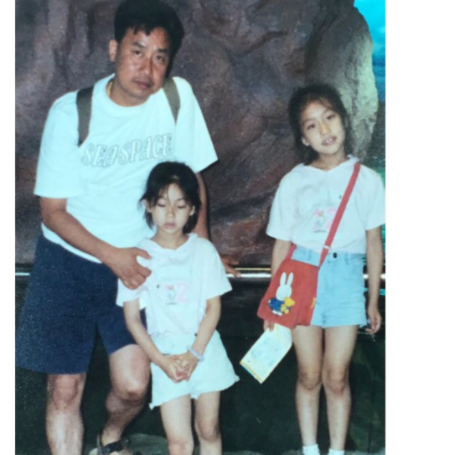  HoYeon Jung  posted her family photo by wishing happy father's days.