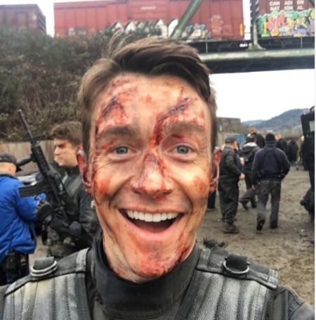 In the shooting location, Robert Buckley looks for the movie iZombie.
