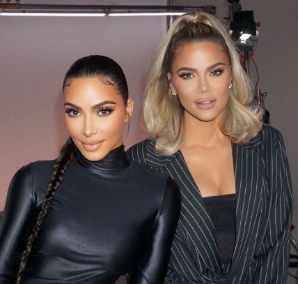 Kim Kardashian and her sister Khloe Kardashian posing.