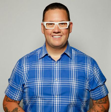 Graham Elliot holds a staggering net worth of $2 million. 