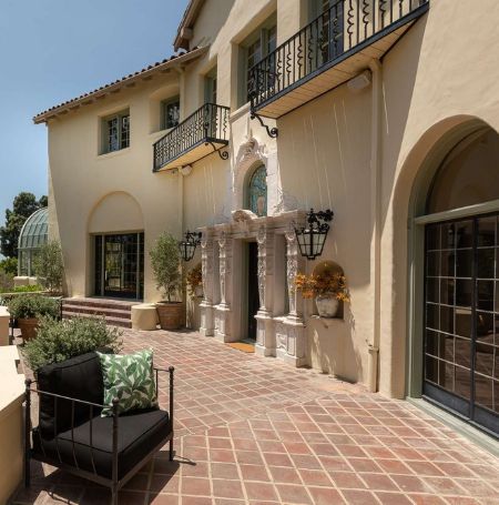 Lily tomlin sold her Los Feliz residence at $2.75 million.