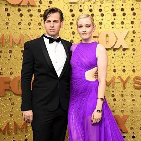 Julia Garner Married to Singer Husband Mark Foster - Children & Wedding ...