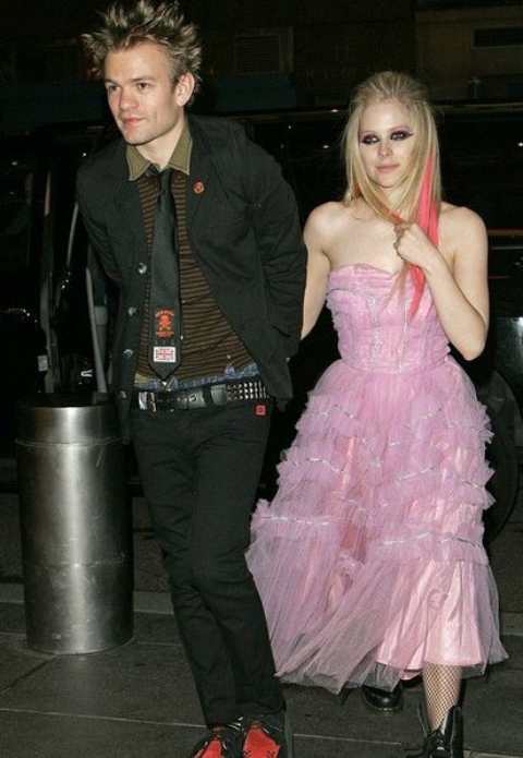 Avril Lavigne and Deryck Whibley divorced in 2010