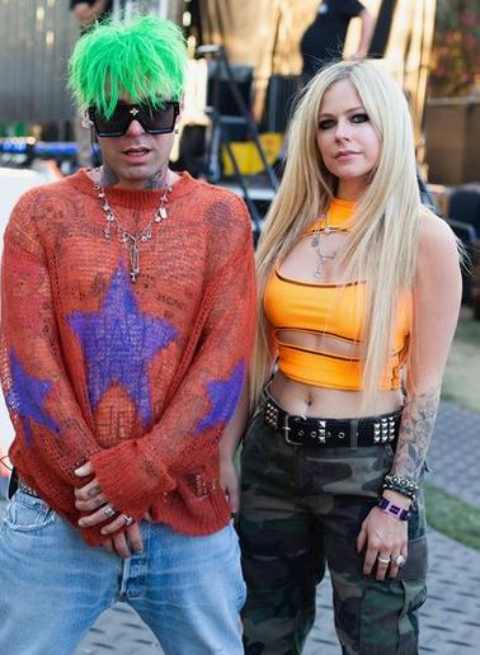 Rapper Mod Sun and Avril Lavigne are no more together. 