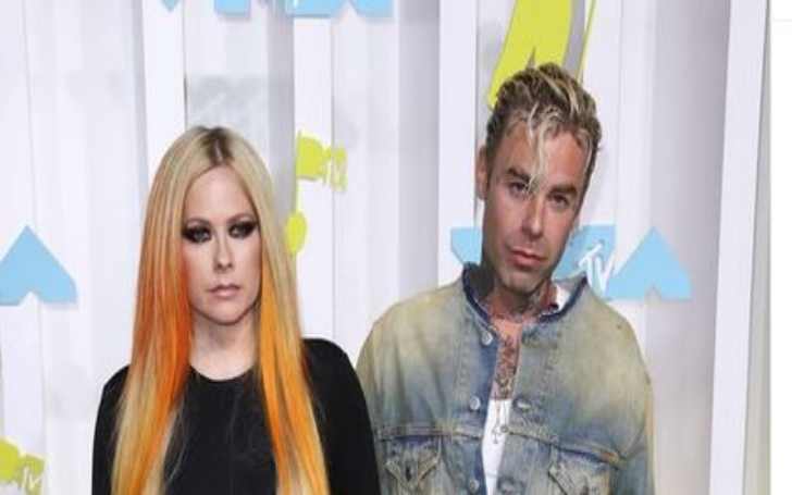 Avril Lavigne Breaks Up With Her Fiance, Mod Sun!