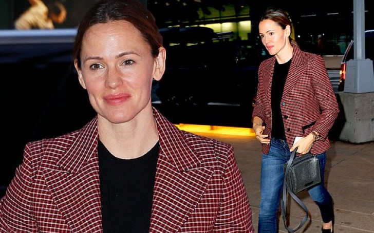 Private Personality Jennifer Garner Spotted Kissing and Snuggling Up To