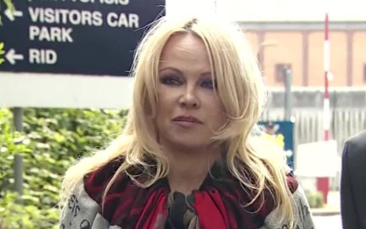 Pamela Anderson Visits Julian Assange In Prison