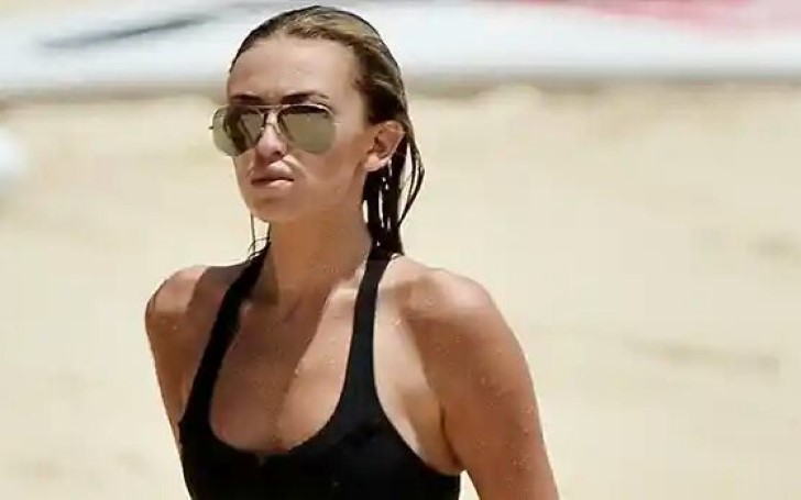 Paulina Gretzky Displays Abs In Tiny String Bikini While Lounging On The Beach